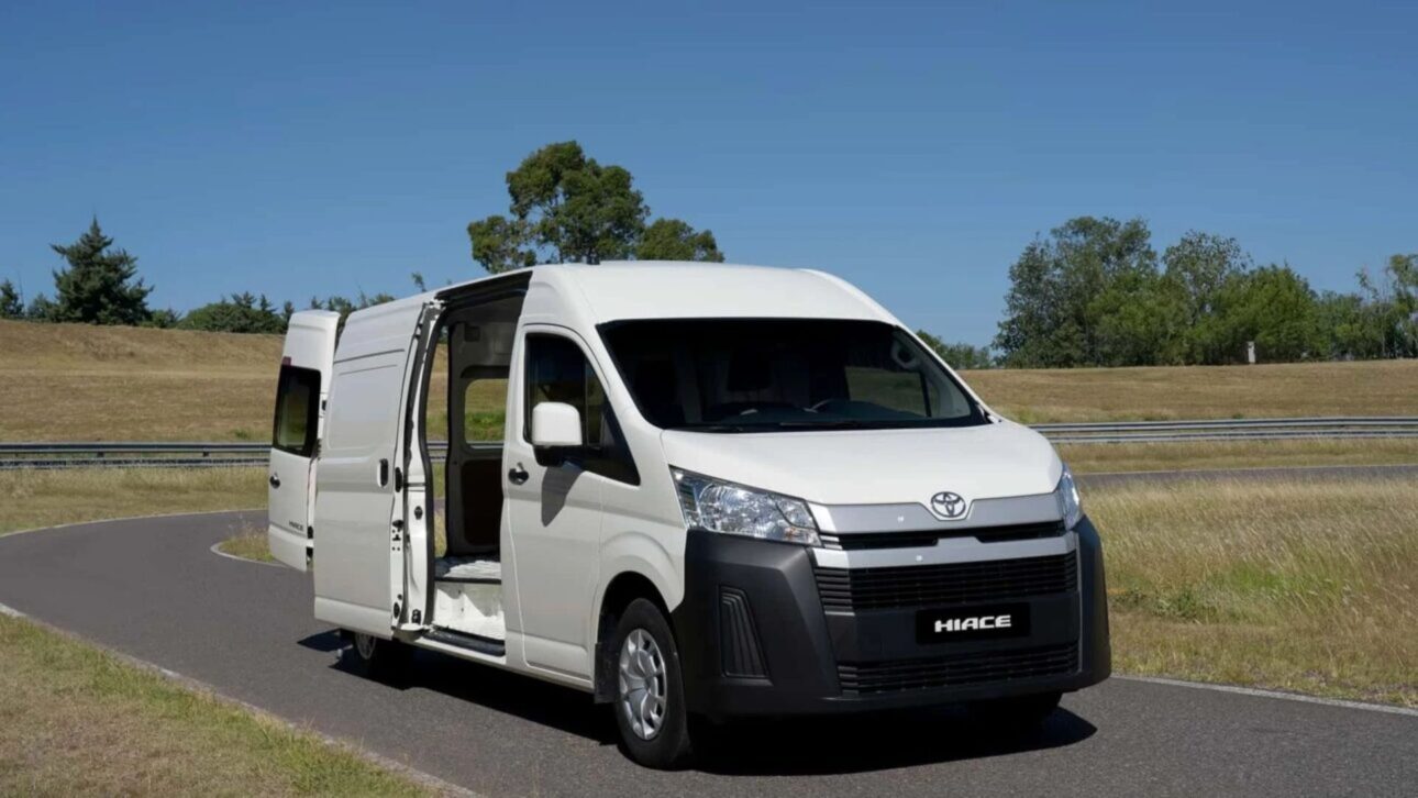 Toyota Hiace chega ao Brasil com motor 2.8 turbodiesel, câmbio automático e robustez da Hilux para disputar espaço no transporte corporativo.
