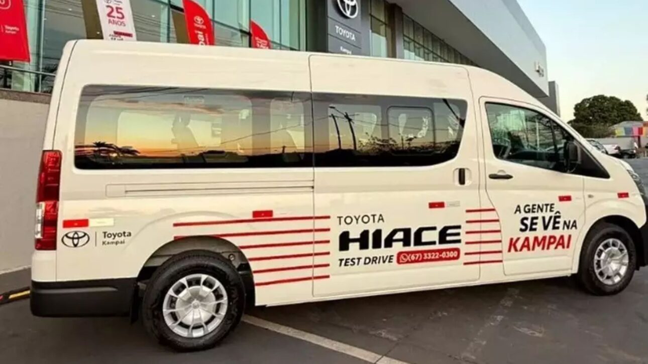 Toyota Hiace chega ao Brasil com motor 2.8 turbodiesel, câmbio automático e robustez da Hilux para disputar espaço no transporte corporativo.