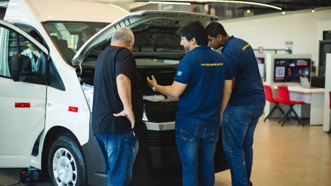 Toyota Hiace chega ao Brasil com motor 2.8 turbodiesel, câmbio automático e robustez da Hilux para disputar espaço no transporte corporativo.