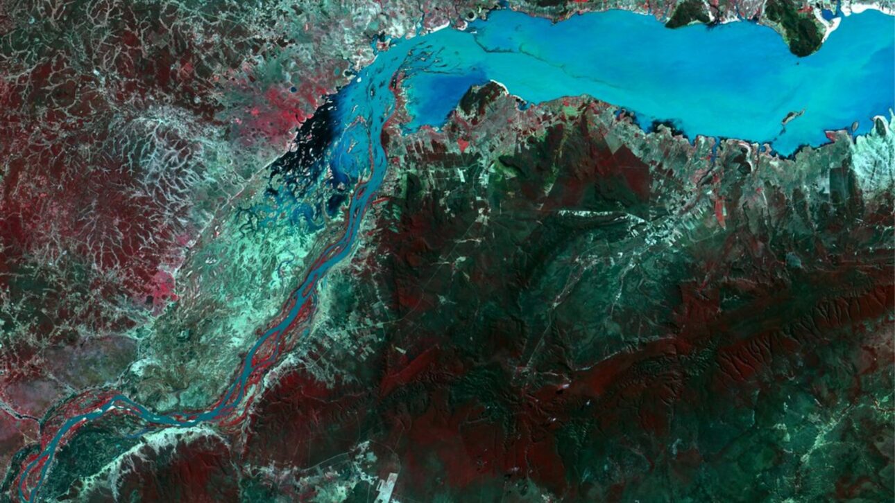 Trecho do reservatório de Sobradinho em Remanso-BA captado por satélite, realçando a usina e área inundada. (Imagem: INPE / Flickr)