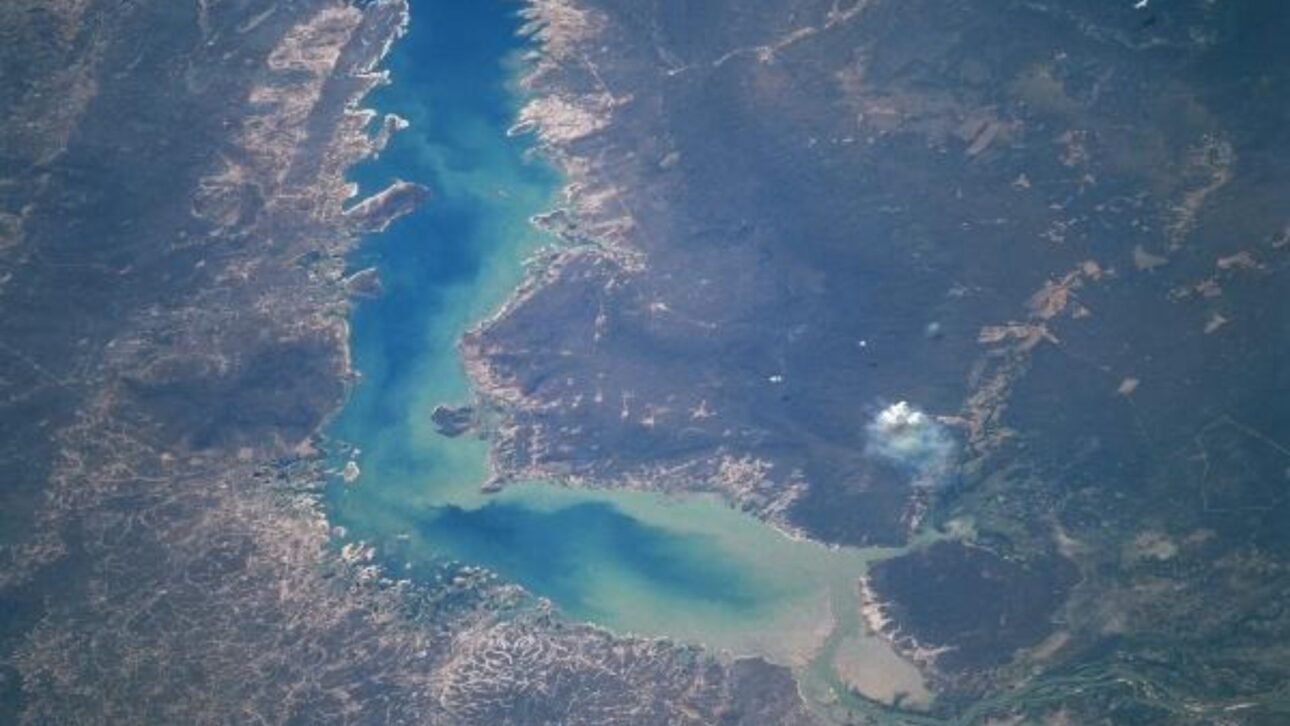 Vista satelital do reservatório de Sobradinho mostrando espelho d’água de 4.214 km² no rio São Francisco. (Imagem: NASA / Gifex)