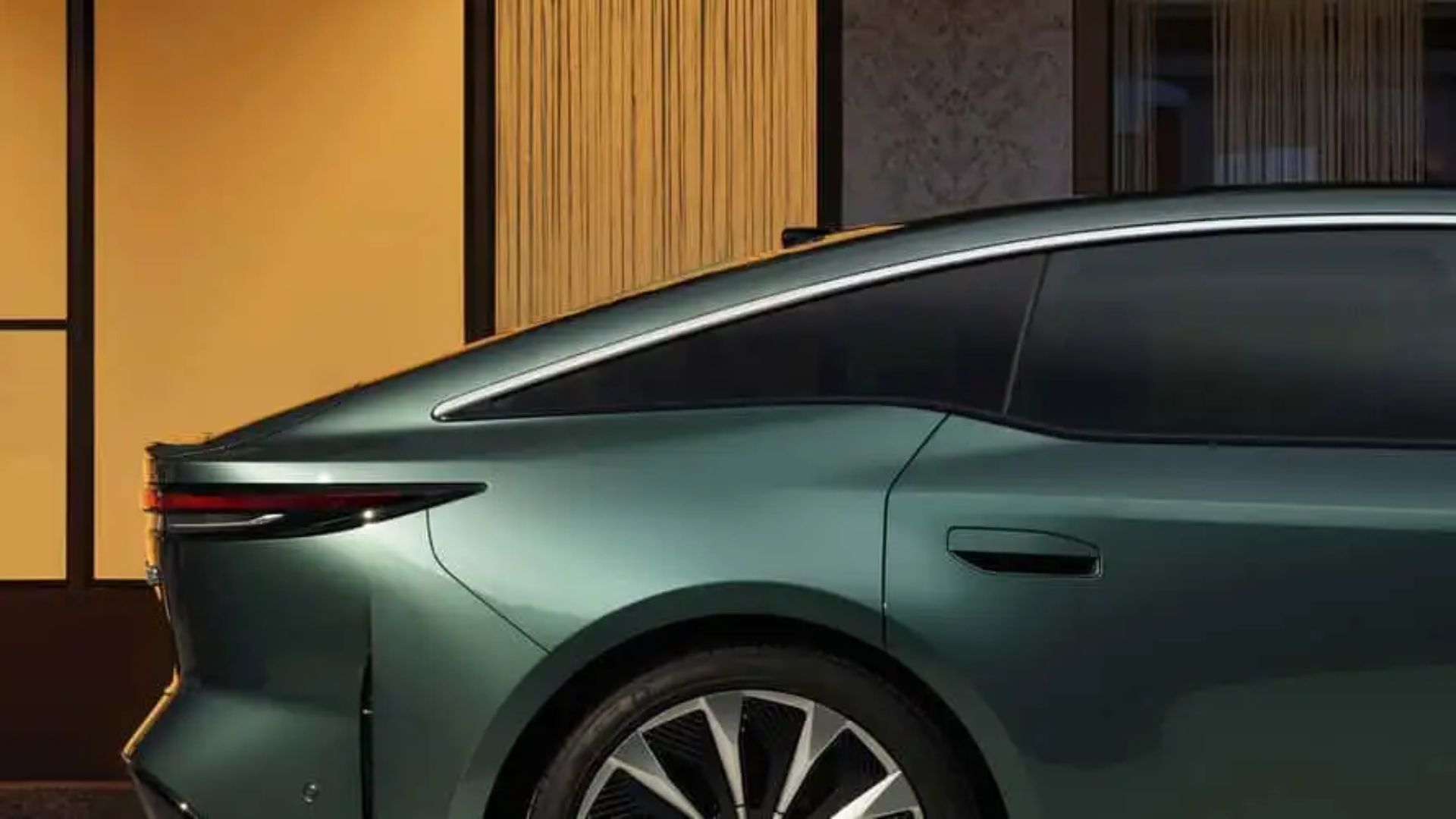 Toyota revela o bZ7, sedã elétrico com motor Huawei, cockpit HarmonyOS e rodas de 21", pronto para desafiar BYD Han e Nio ET7.