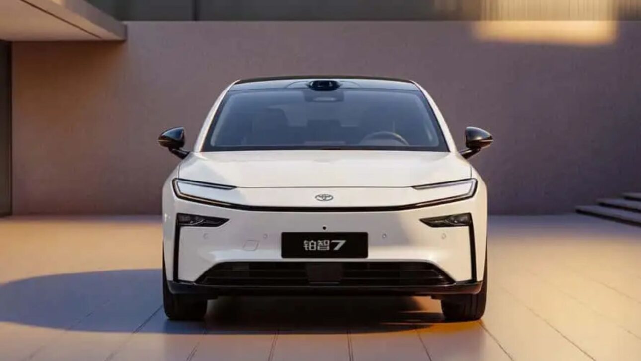 Toyota revela o bZ7, sedã elétrico com motor Huawei, cockpit HarmonyOS e rodas de 21", pronto para desafiar BYD Han e Nio ET7.