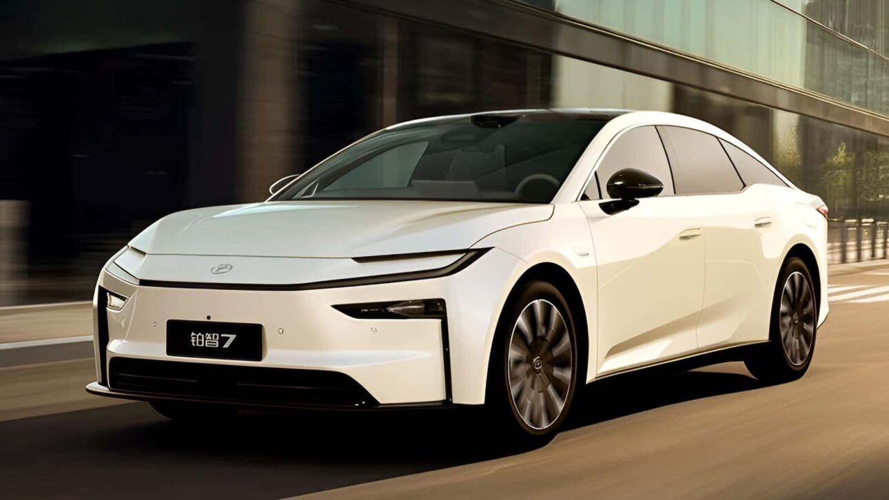 Toyota revela o bZ7, sedã elétrico com motor Huawei, cockpit HarmonyOS e rodas de 21", pronto para desafiar BYD Han e Nio ET7.