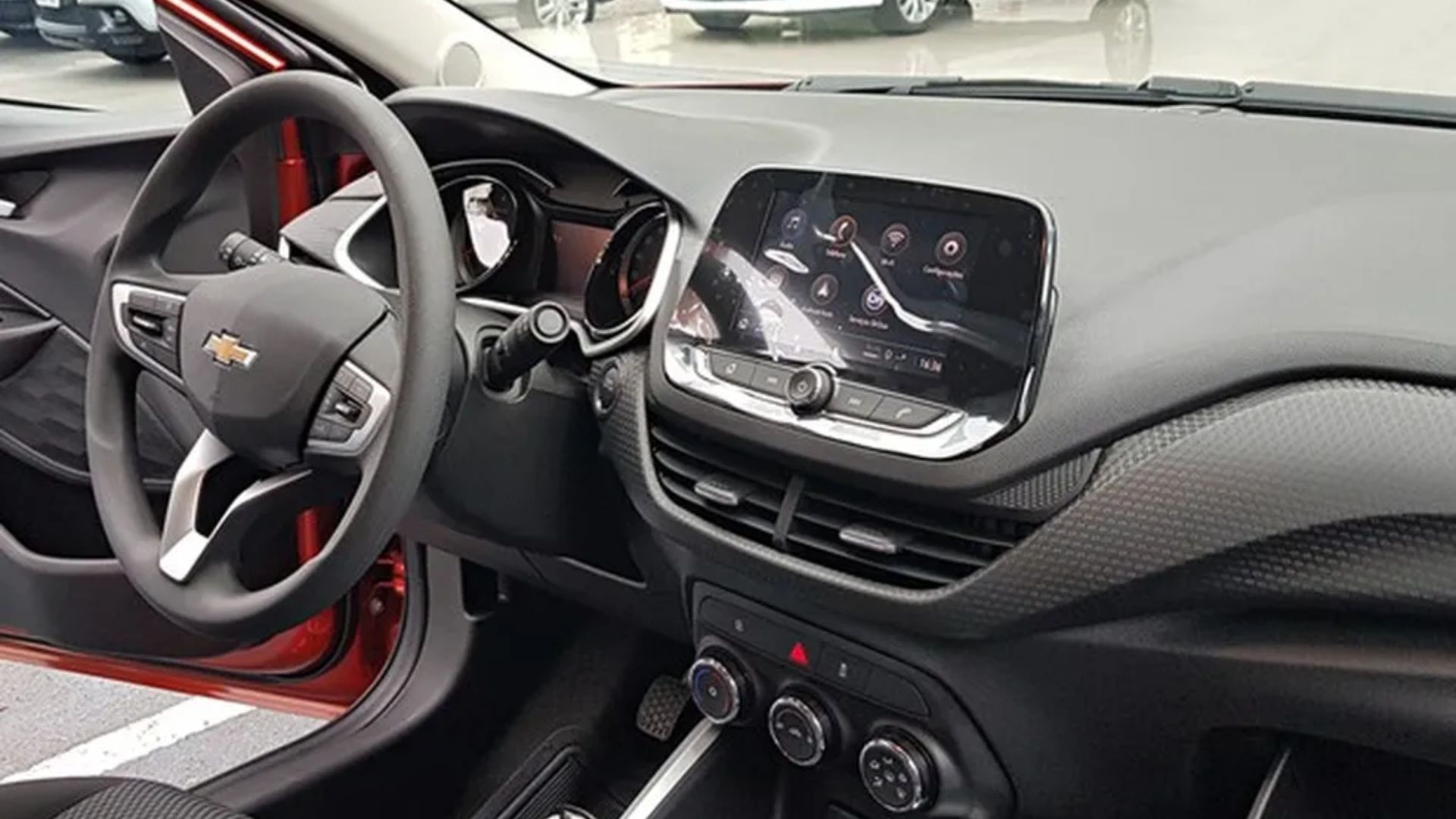 Chevrolet Onix 1.0 MT 2026 é a versão de entrada do hatch, com motor aspirado, câmbio manual e consumo de até 20 km/l.