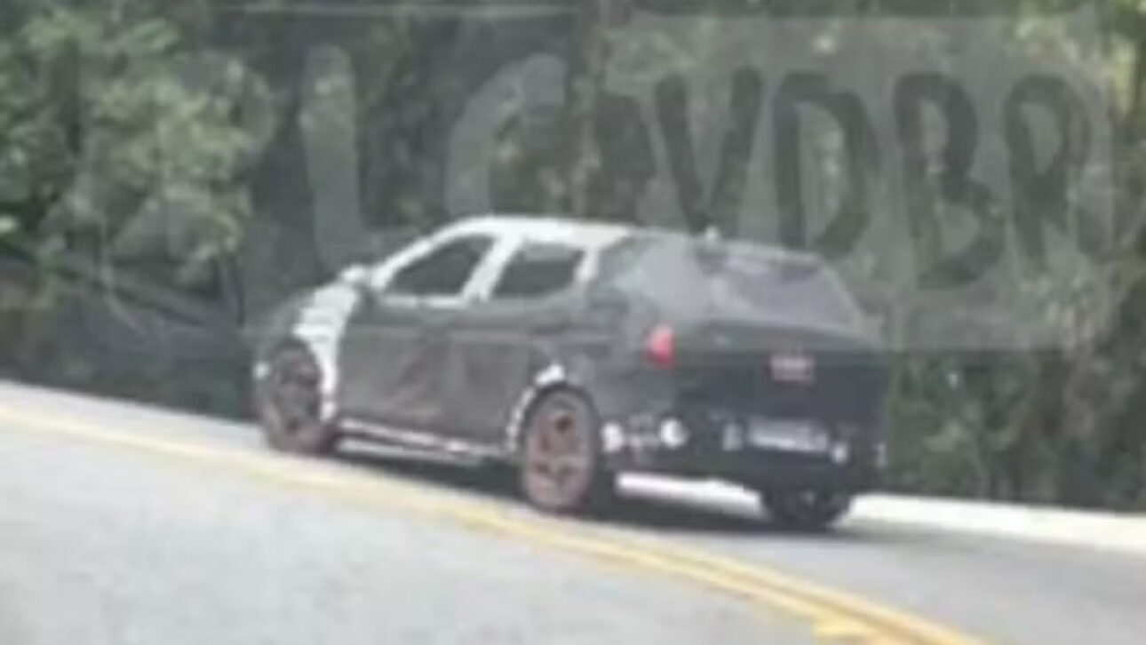 Novo Hyundai HB20 2026 é flagrado em testes em Ubatuba com plataforma inédita, motor 1.0 turbo, mais espaço e tecnologias avançadas. (Imagem: Instagram Placa Verde)