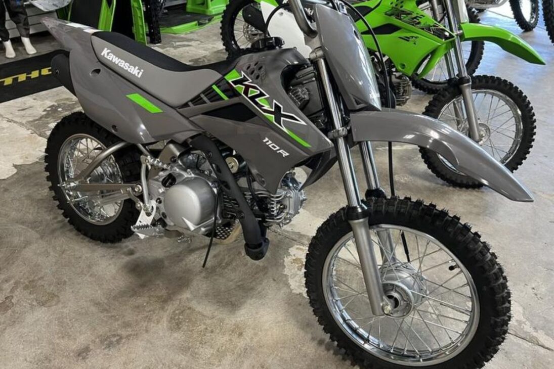 Kawasaki tem linha 2025 no Brasil com quatro modelos até R$ 35 mil: KLX110R para iniciantes, Ninja 300 esportiva de 39 cv, Versys-X 300 aventureira com ABS e Z500 naked com motor 451 cc e conectividade digital