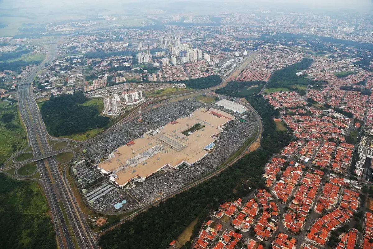 Parque Dom Pedro Shopping em Campinas impressiona com 126,5 mil m², 400 lojas, amplo estacionamento e lazer completo para consumo regional.