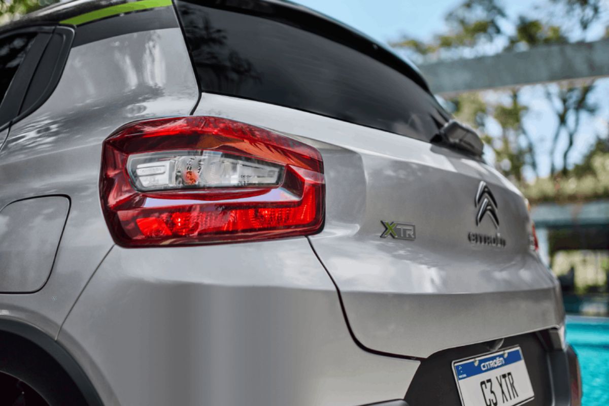 No “C3 XTR 2026”, a Stellantis fez pacote de equipamentos de carro de R$ 150 mil (ar digital + multimídia 10”) por R$ 88.890, mas manteve só 2 airbags — o calcanhar de Aquiles do projeto.