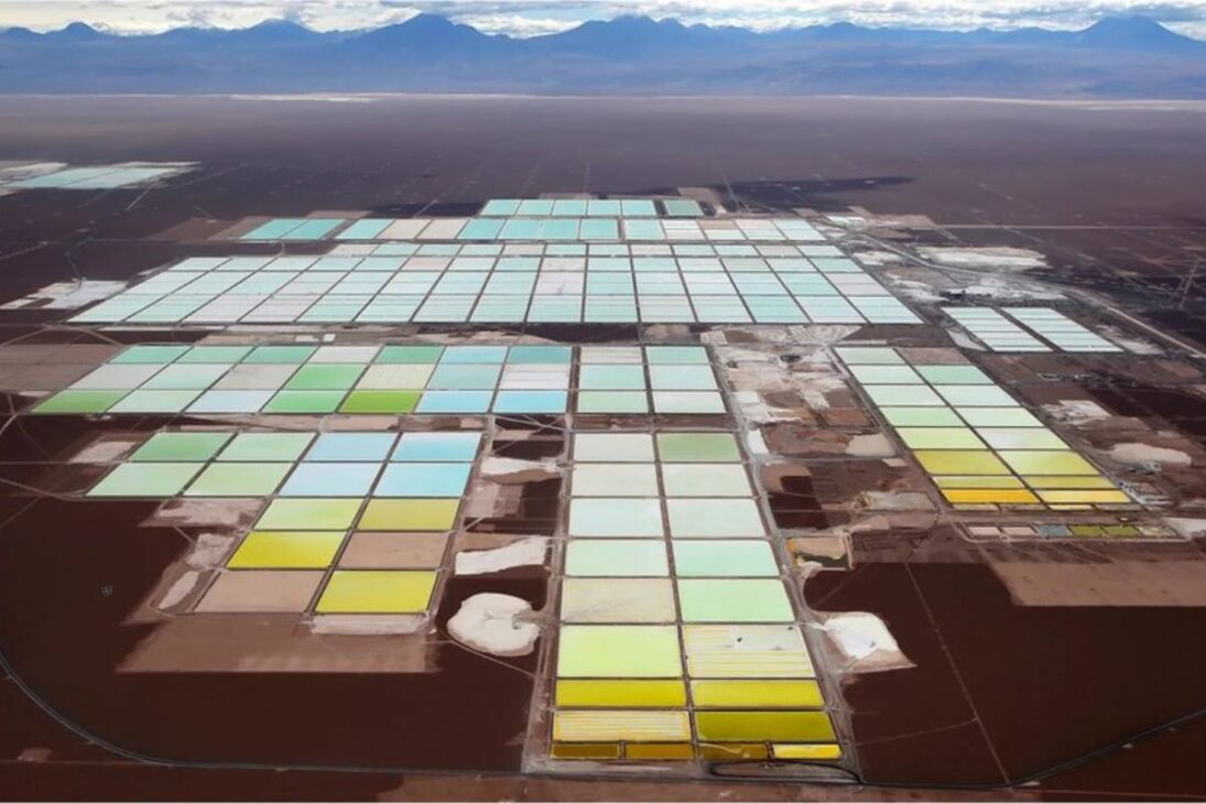 Nos salares andinos de Chile, Argentina e Bolívia, o método predominante consiste em bombear salmúrias subterrâneas para tanques de evaporação a céu aberto. 