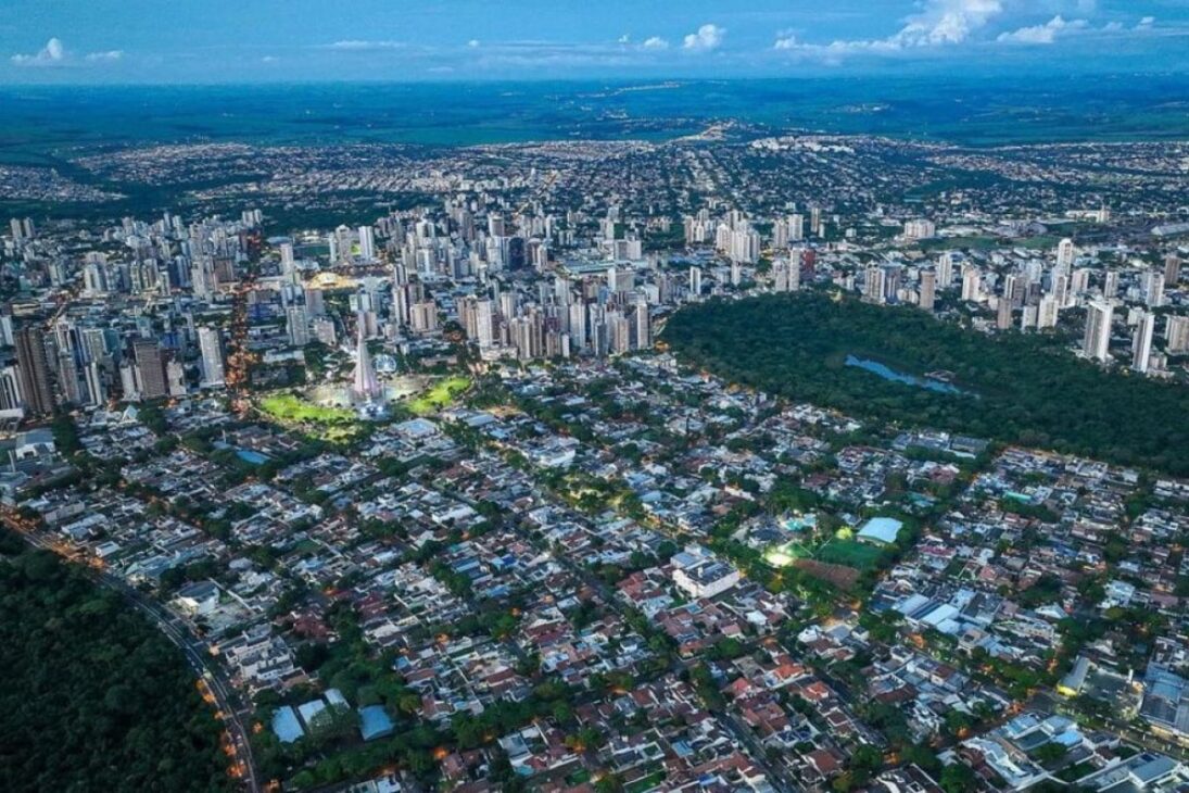 Planejada nos anos 1940, Maringá combina avenidas largas, áreas verdes e ícones arquitetônicos que surpreendem visitantes brasileiros e estrangeiros