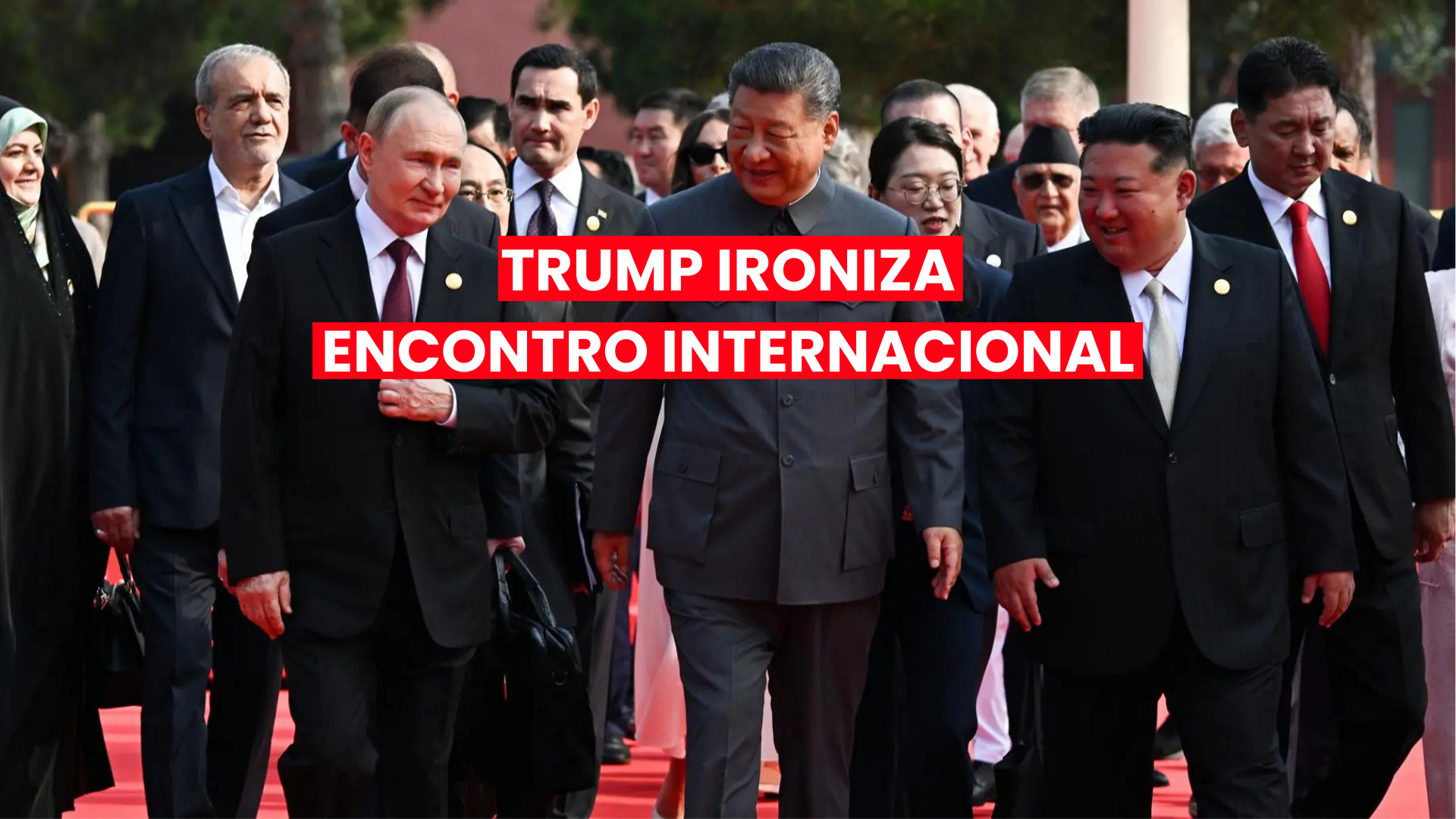 Vladimir Putin, Xi Jinping e Kim Jong Un caminhando em um encontro internacional.
