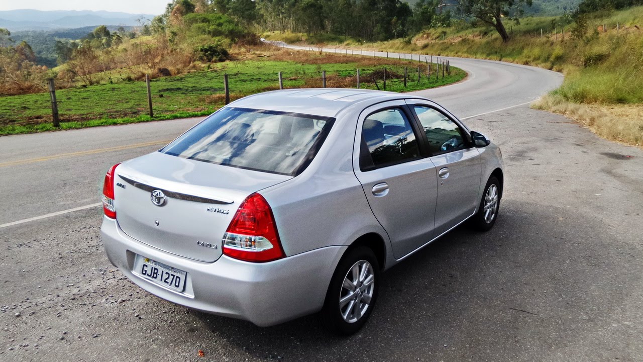 7 carros espaçosos e econômicos que cabem a família toda, custam a partir de R$ 38 mil e ainda rodam mais de 12 km/l; versões entre 2014 e 2017