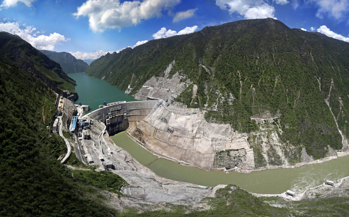 A barragem mais alta do mundo fica na China: Jinping-I tem 305 metros de altura, supera a Três Gargantas, segura 7,7 bilhões de m³ de água e desafia os limites da engenharia