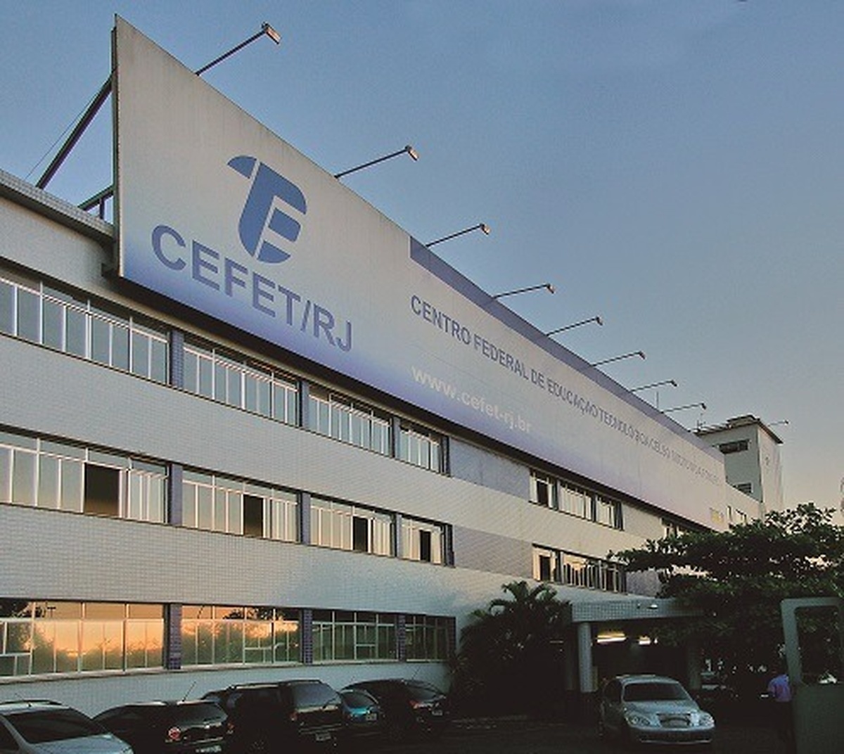 Fachada do Cefet/RJ, instituição renomada que abriu 430 vagas em cursos técnicos em 2025