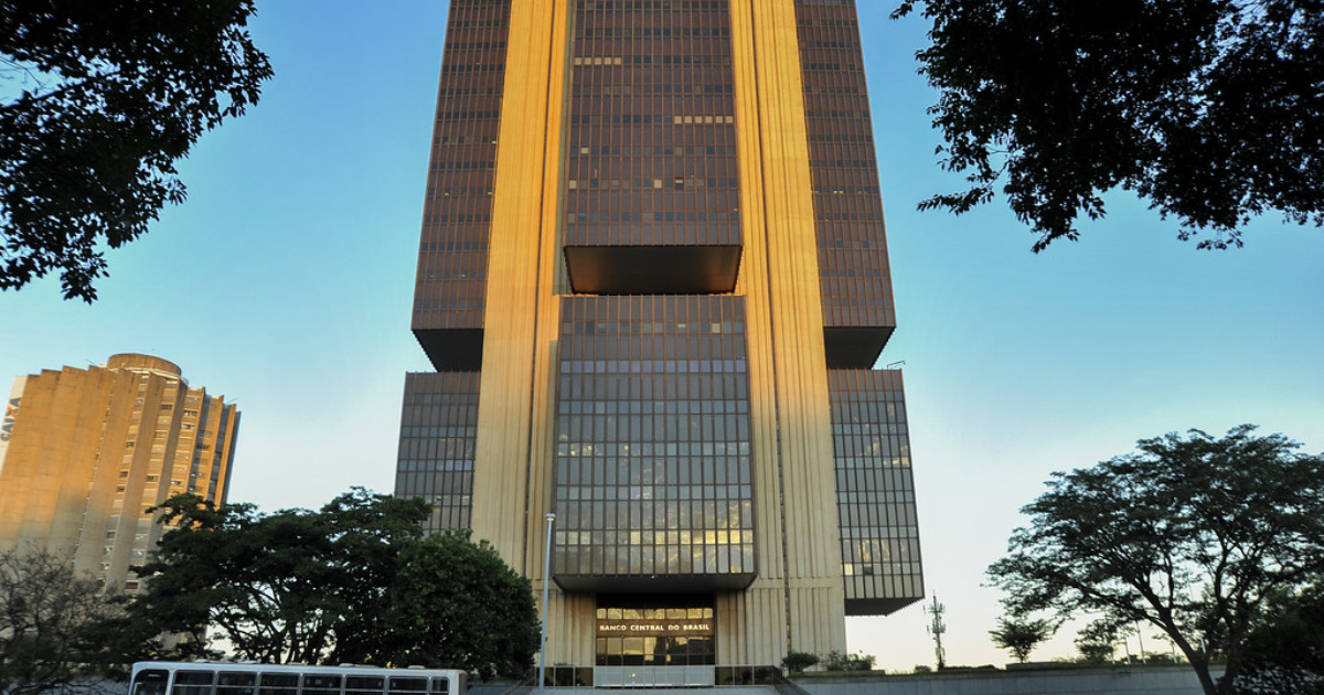 Banco Central revela déficit recorde das estatais em julho e dívida bruta do governo sobe a 77,6% do PIB. Entenda os impactos fiscais.