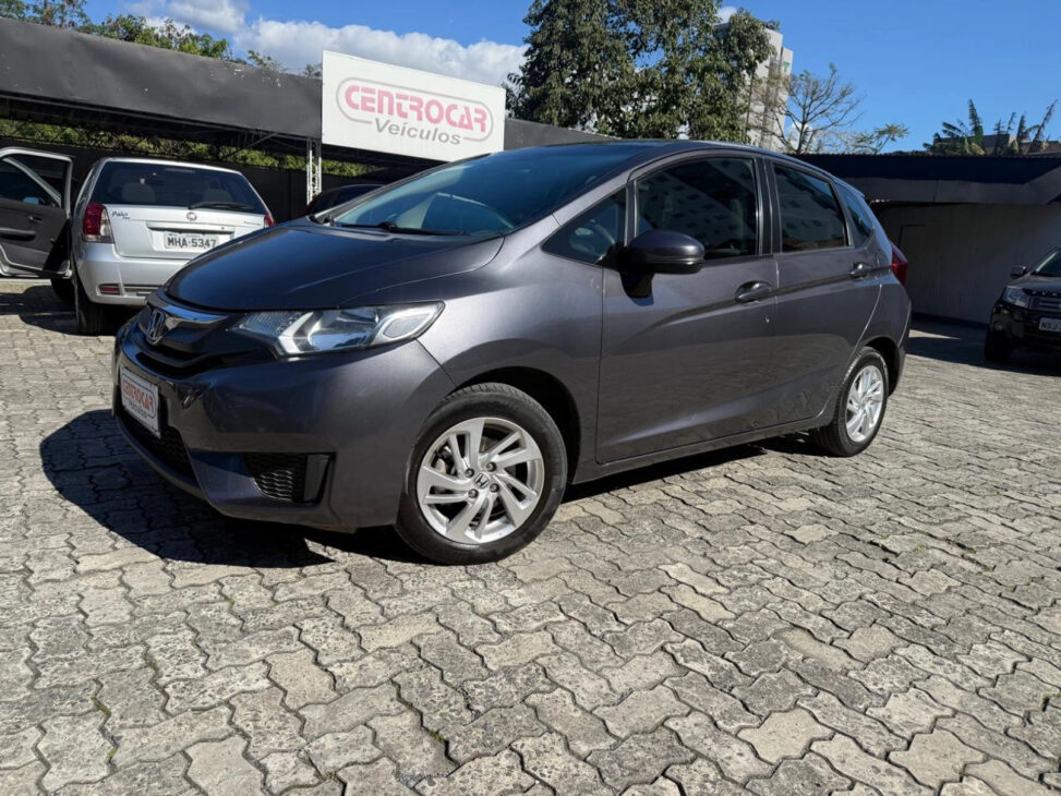 7 carros espaçosos e econômicos que cabem a família toda, custam a partir de R$ 38 mil e ainda rodam mais de 12 km/l; versões entre 2014 e 2017