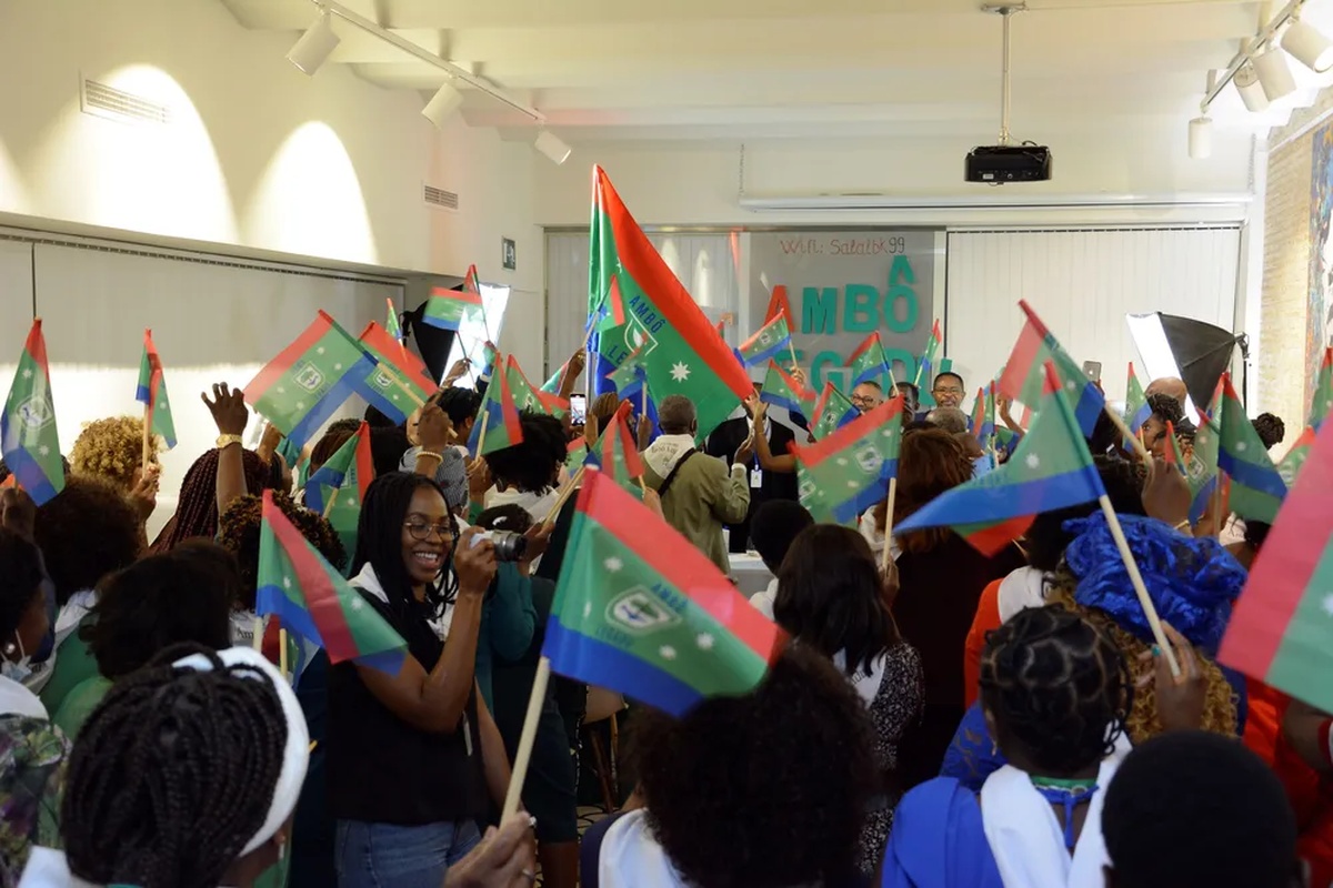 Comunidade de Ano Bom ergue bandeiras em ato de independência simbólica e pede apoio ao Brasil contra repressão da Guiné Equatorial