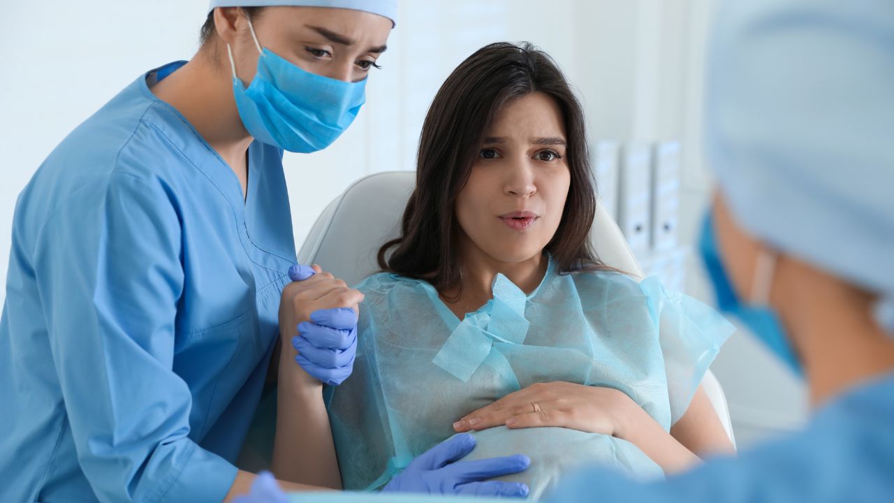 Câmara aprova projeto que garante licença de 5 dias para acompanhante de mãe solo, fortalecendo a rede de apoio e ampliando direitos trabalhistas.