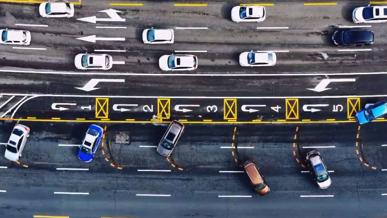 Entenda como uma cidade chinesa implementou um desvio coletivo na rodovia para simplificar o retorno, ganhando praticidade, mas gerando debate sobre segurança.