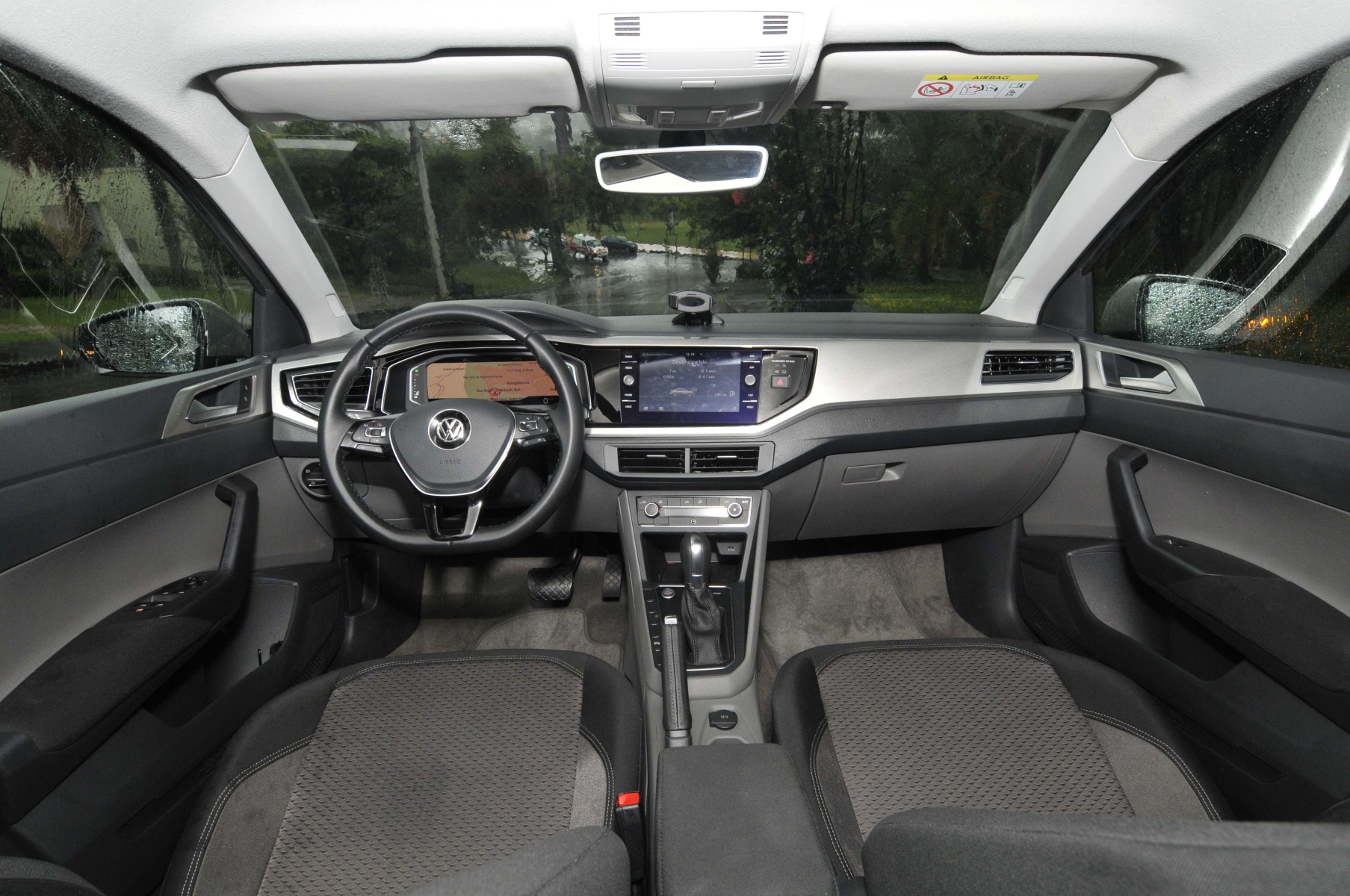 O Volkswagen Virtus Highline, sedã espaçoso, surge por cerca de R$ 65.000 no mercado de seminovos — entenda por que este modelo atrai fãs de carro pela combinação de espaço, desempenho, segurança e custo-benefício.