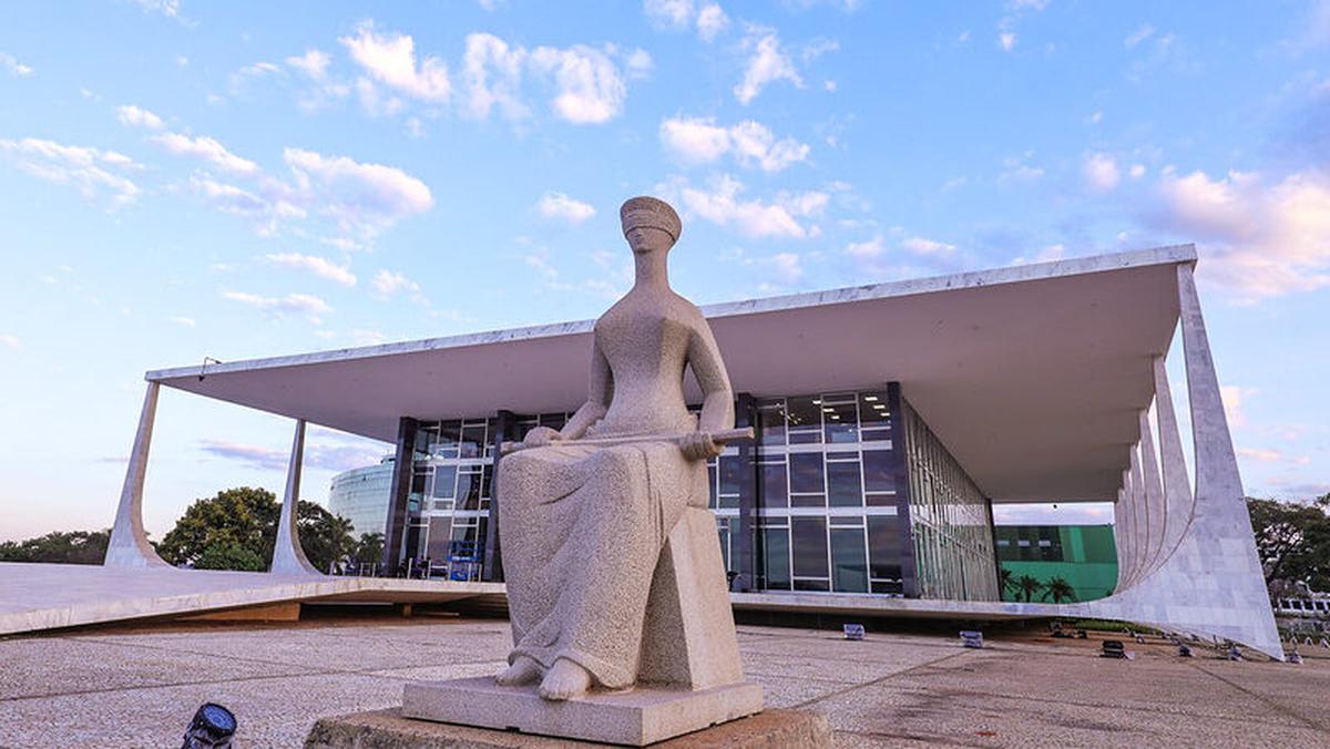 Fachada do Supremo Tribunal Federal em Brasília com a escultura da Justiça à frente
