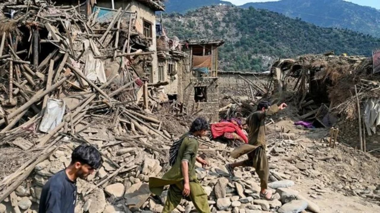 Um terremoto de magnitude 6,0 atingiu o Afeganistão, destruiu vilarejos e deixou mais de 1.400 mortos e milhares de feridos.