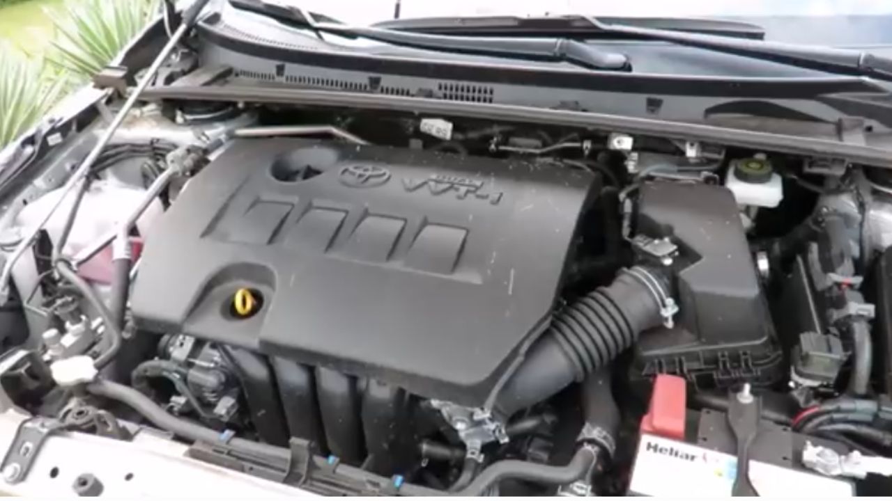 O Toyota Corolla GLi 1.8 Automático 2017 é considerado um sedã econômico para seu porte, registrando oficialmente um consumo de 11,4 km/l na cidade e 13,2 km/l na estrada com gasolina.