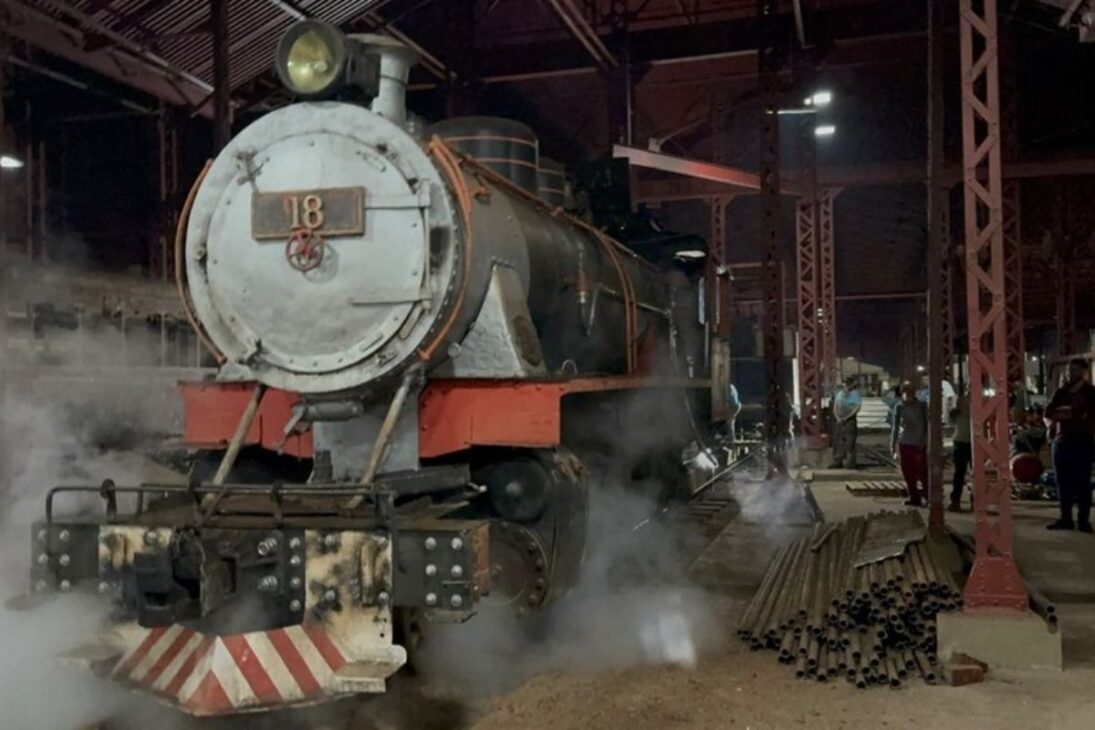 Após 20 anos abandonada, Maria Fumaça de 1936 da ferrovia Madeira-Mamoré volta a apitar nos trilhos durante os 111 anos de Porto Velho