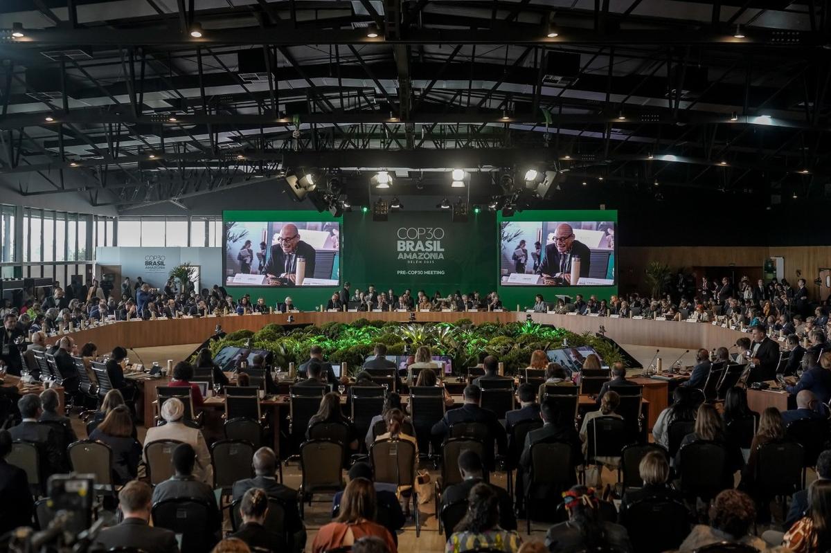 Mesa de debates da COP30 em Brasília com líderes discutindo financiamento climático e transição energética