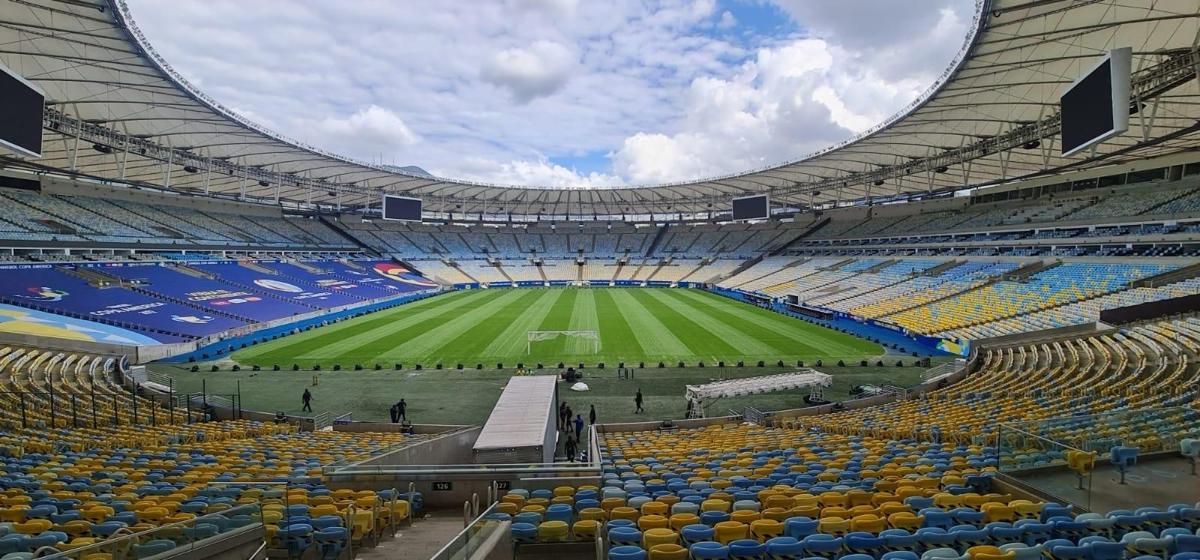 Vista interna do Estádio do Maracanã, no Rio de Janeiro, mostrando o gramado e as arquibancadas vazias durante a discussão sobre possível venda do complexo.