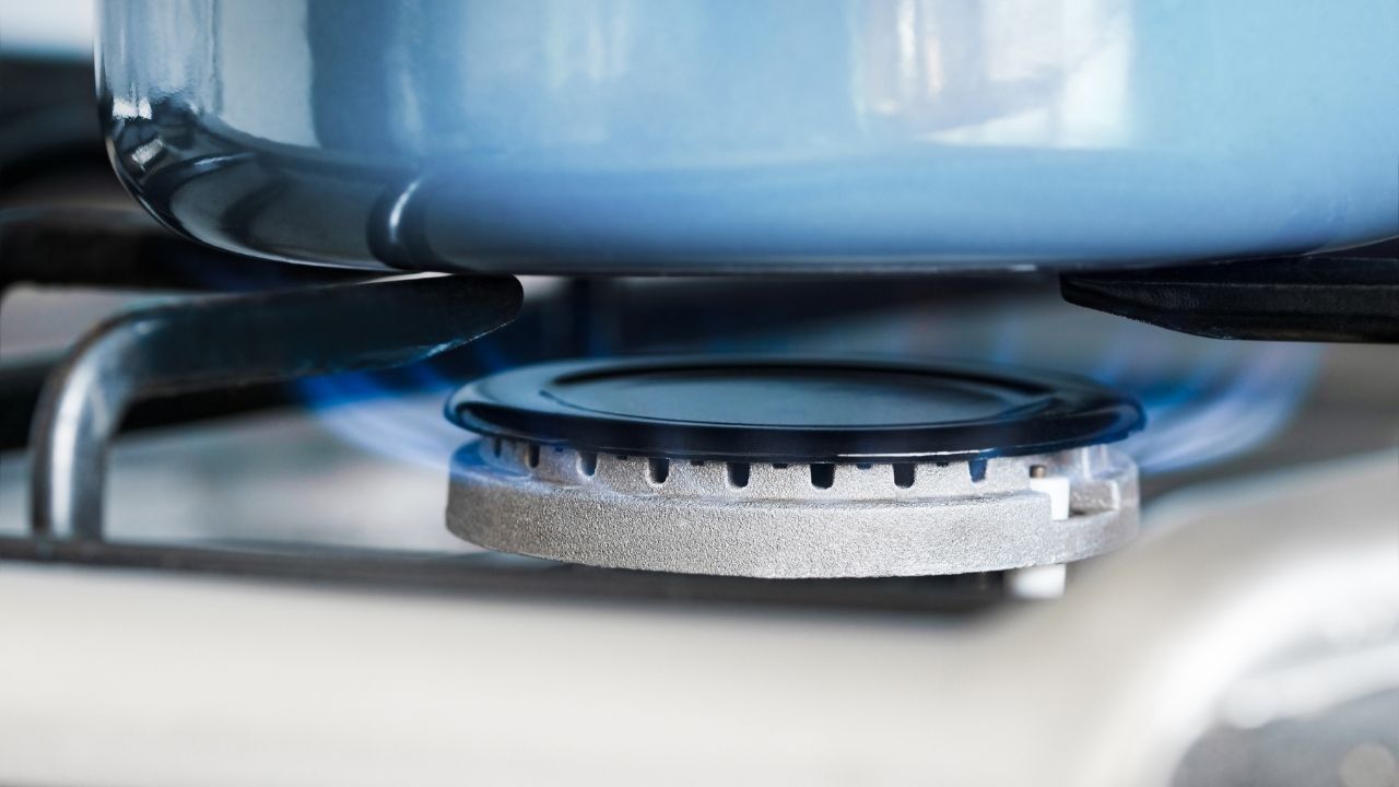 Proposta da ANP para flexibilizar venda de botijões de gás preocupa população e especialistas. Segurança do gás de cozinha em risco.