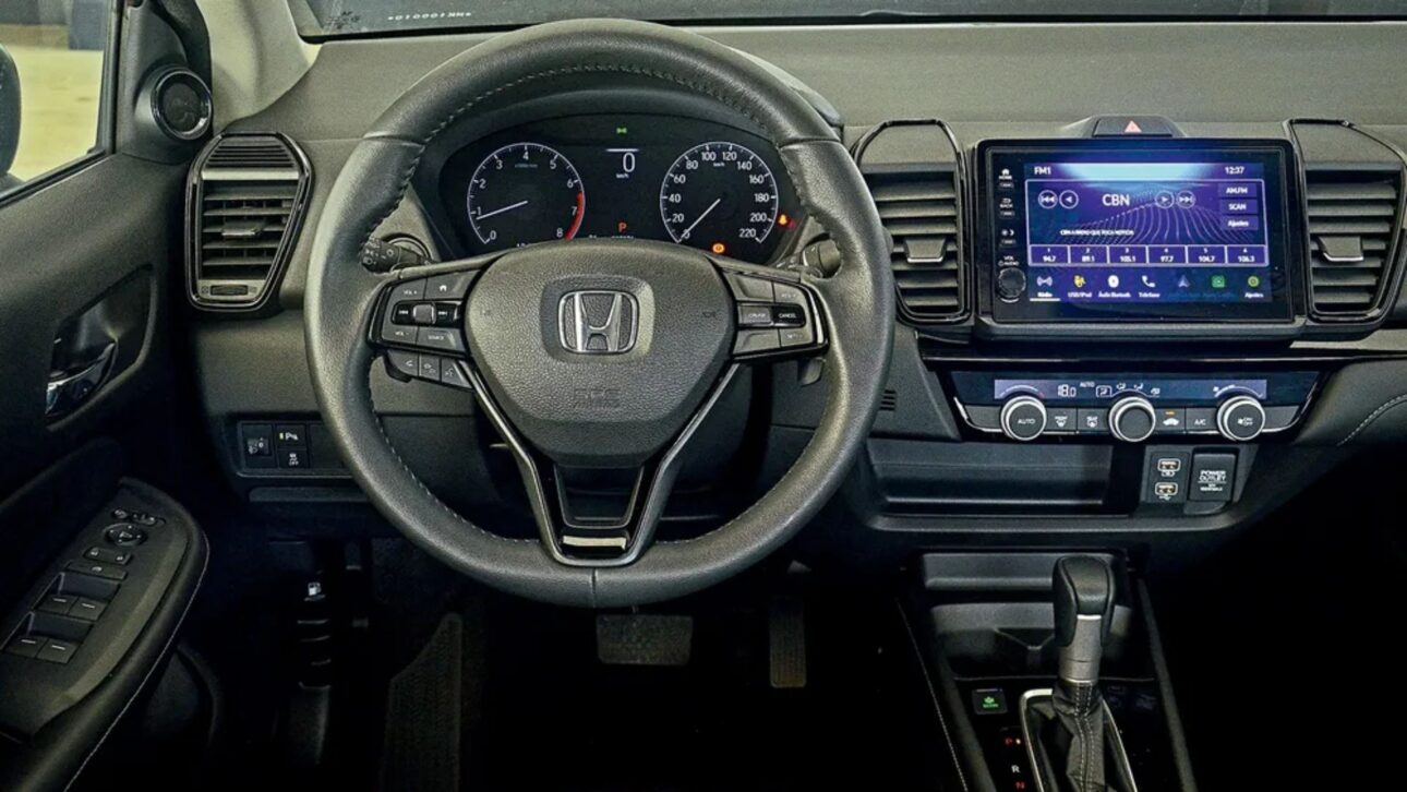 O Honda City usado surpreende com motor 1.5 VTEC, câmbio CVT e amplo espaço interno, entregando conforto e confiabilidade.