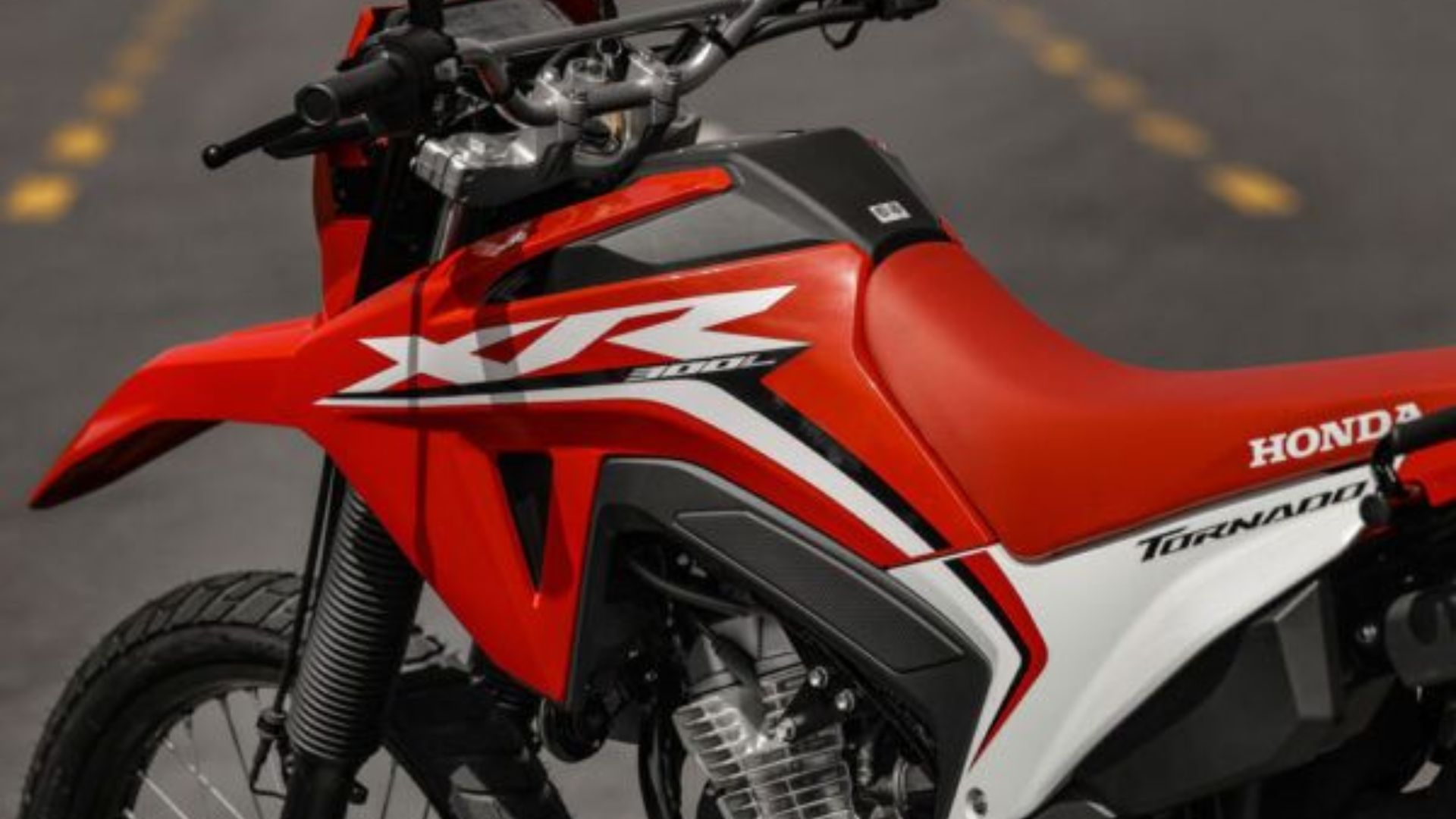 Nova Honda Tornado 300 Special Edition chega em 2026 com visual inspirado no Rally Dakar, motor de 293,5 cc e proposta trail raiz.