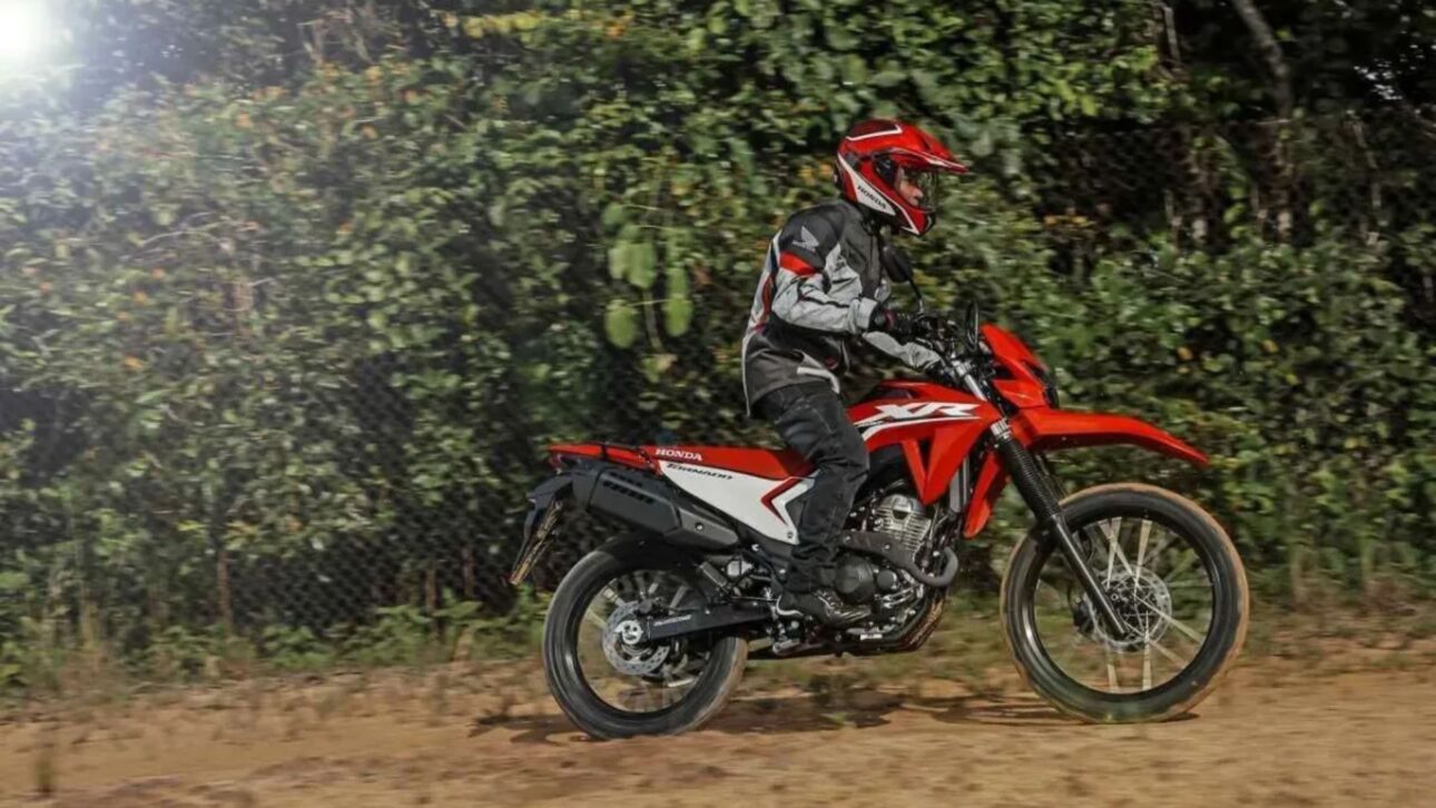Nova Honda Tornado 300 Special Edition chega em 2026 com visual inspirado no Rally Dakar, motor de 293,5 cc e proposta trail raiz.