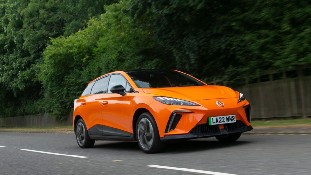 Motorista francês denuncia falhas graves em carro elétrico MG4 da SAIC Motor, que teria tomado decisões autônomas inesperadas.