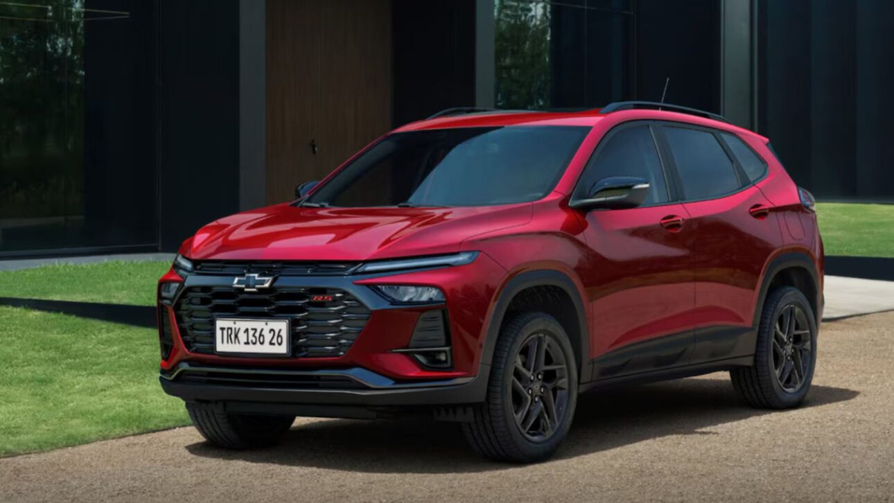 Chevrolet Tracker 2026 ganha motor 1.0 turbo de 115,5 cv, nova central de 11" e correia reforçada, com foco em eficiência e conforto.