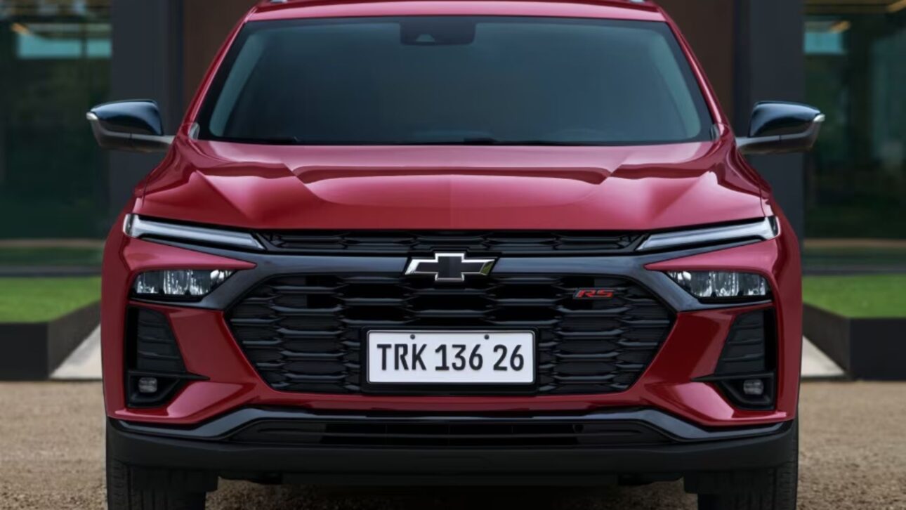 Chevrolet Tracker 2026 ganha motor 1.0 turbo de 115,5 cv, nova central de 11" e correia reforçada, com foco em eficiência e conforto.