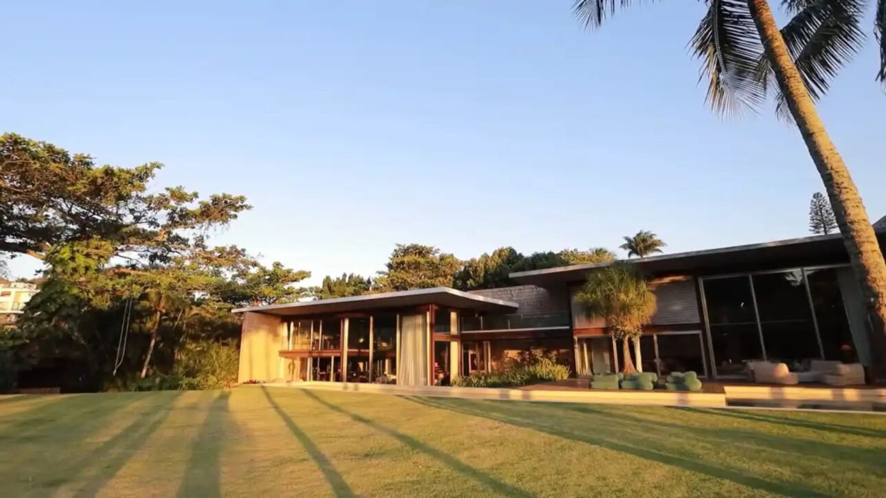 Residência de R$ 250 milhões de Márcio Garcia no Joá reúne sete suítes, 18 banheiros, piscina semiolímpica e vista para a Pedra da Gávea.