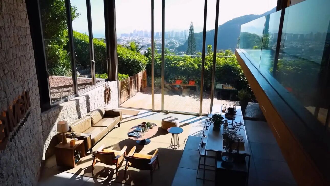 Residência de R$ 250 milhões de Márcio Garcia no Joá reúne sete suítes, 18 banheiros, piscina semiolímpica e vista para a Pedra da Gávea.