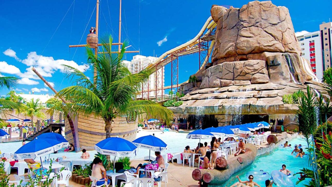 Complexos com toboáguas e piscinas de ondas em Caldas Novas evidenciam a infraestrutura de lazer do turismo termal no estado de Goiás. (Imagem: Saopauloparacriancas)