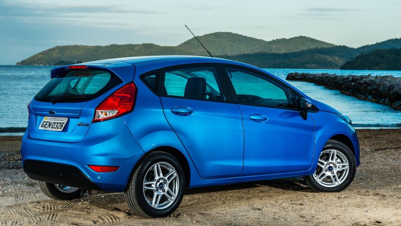 Ford Fiesta 1.6 ainda atrai em 2025 com baixo consumo, peças acessíveis e segurança básica. Veja por que o compacto segue valorizado.