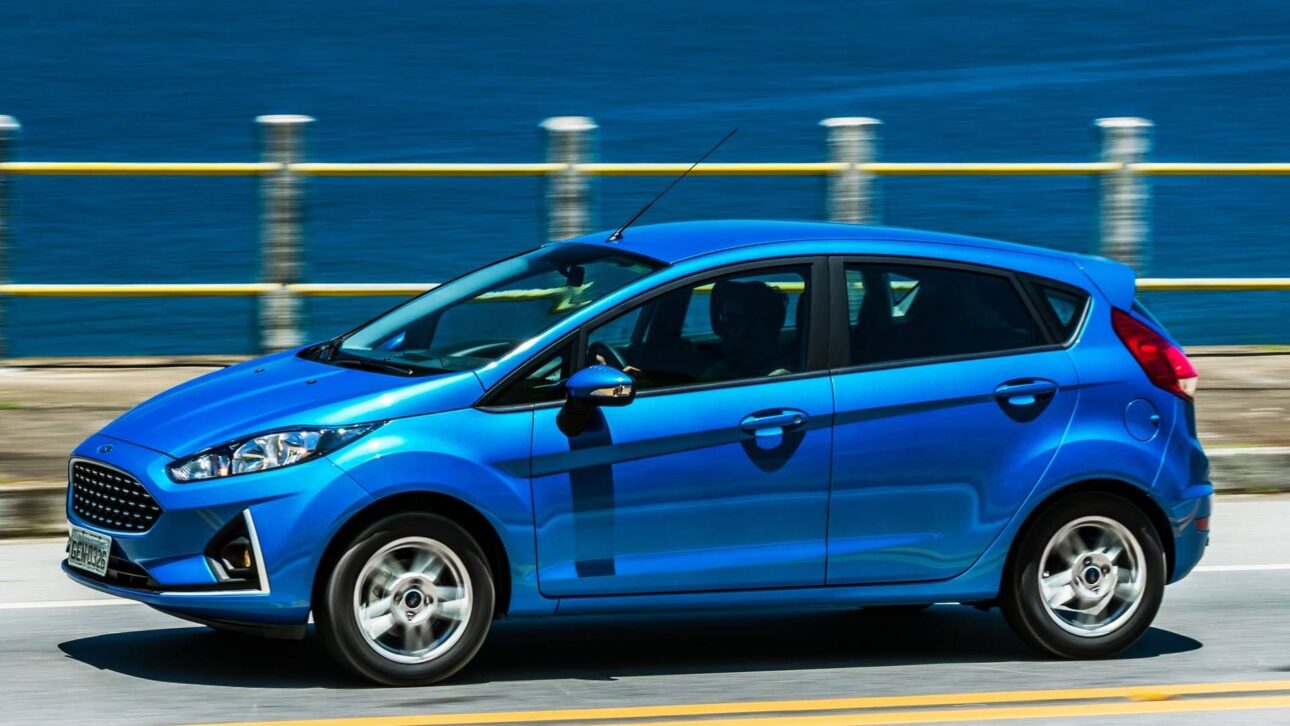 Ford Fiesta 1.6 ainda atrai em 2025 com baixo consumo, peças acessíveis e segurança básica. Veja por que o compacto segue valorizado.