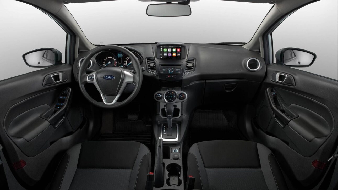 Ford Fiesta 1.6 ainda atrai em 2025 com baixo consumo, peças acessíveis e segurança básica. Veja por que o compacto segue valorizado.