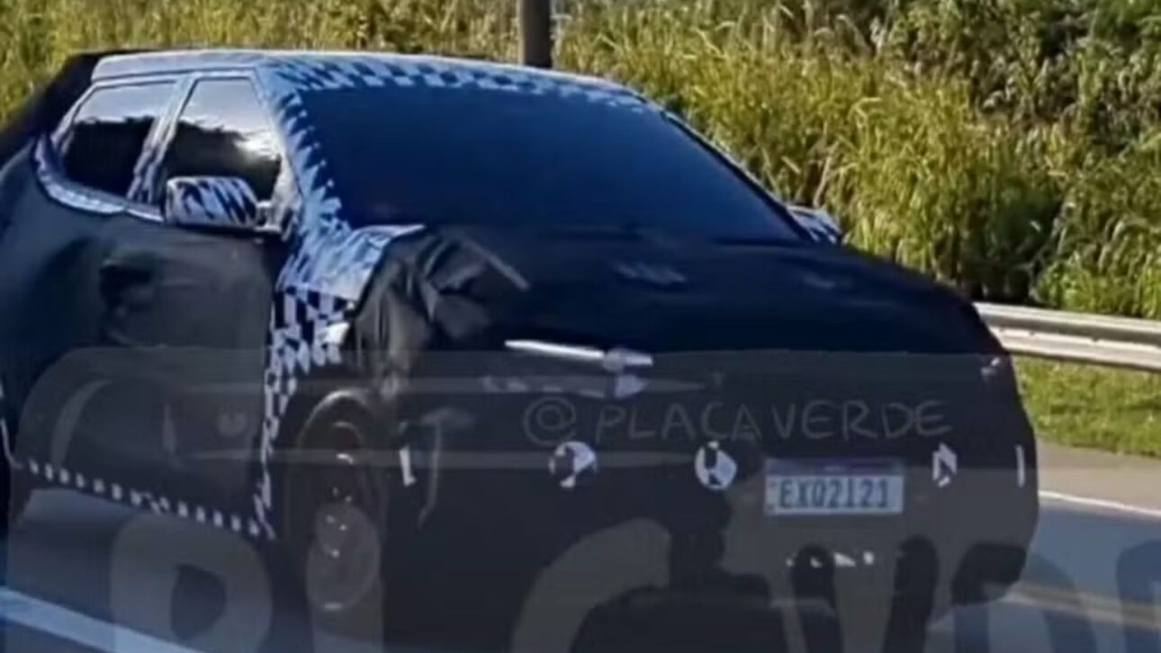 Novo Hyundai HB20 2026 chega maior, com design europeu, motor turbo e opção híbrida. Saiba o que muda no hatch mais vendido. (imagem: Placa Verde)