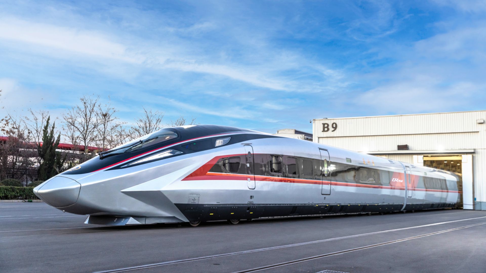 Trem-bala CR450 da China Railway em apresentação oficial, evidenciando nariz de 15 metros e design aerodinâmico para velocidades acima de 450 km/h. (Imagem: China Daily)