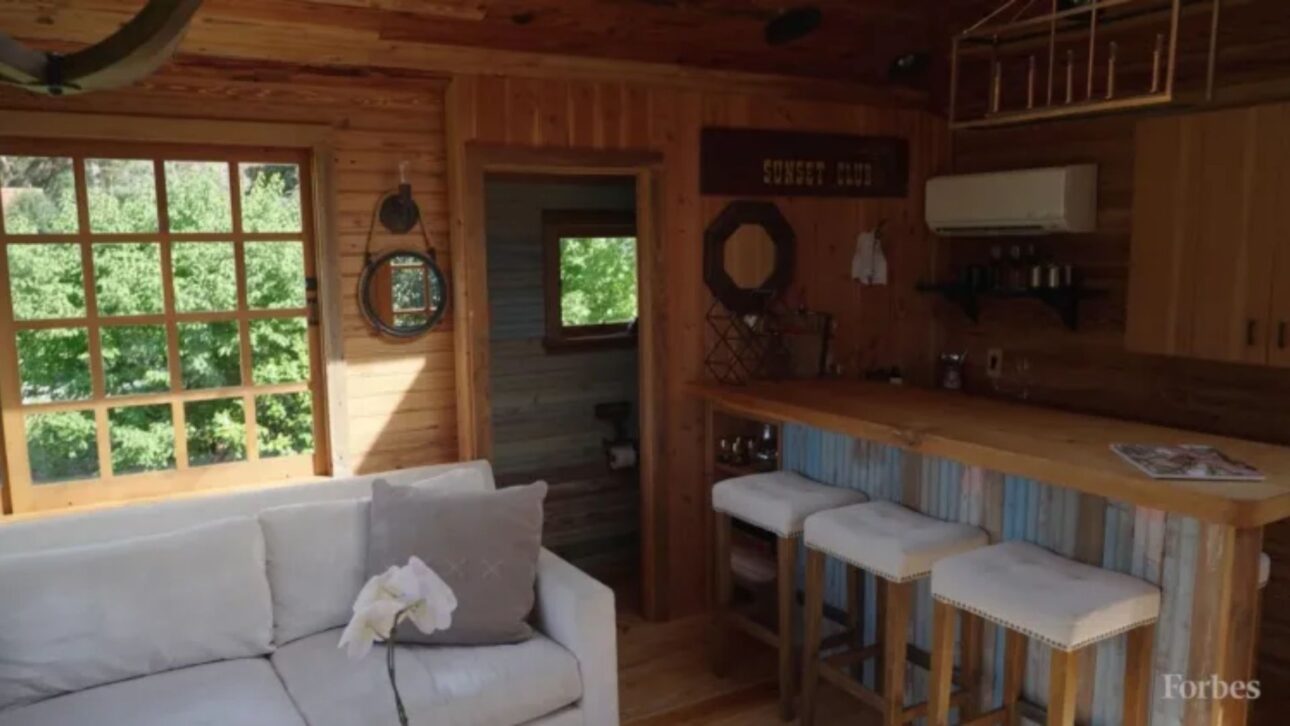 Casa na árvore mais luxuosa do mundo tem três andares, ponte de 20 metros e foi construída sobre um carvalho de 30 metros.