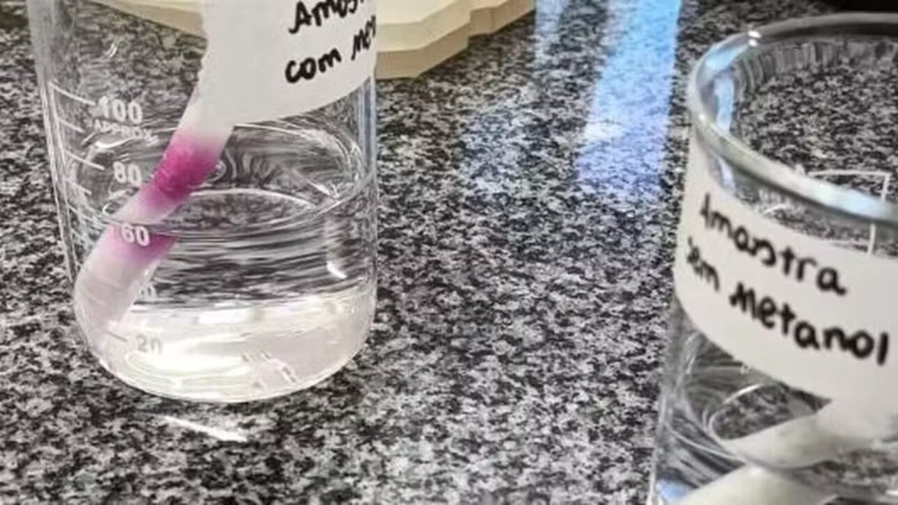 Dispositivo brasileiro muda de cor ao detectar metanol em bebidas adulteradas. Solução de baixo custo visa bares, restaurantes e consumidores.