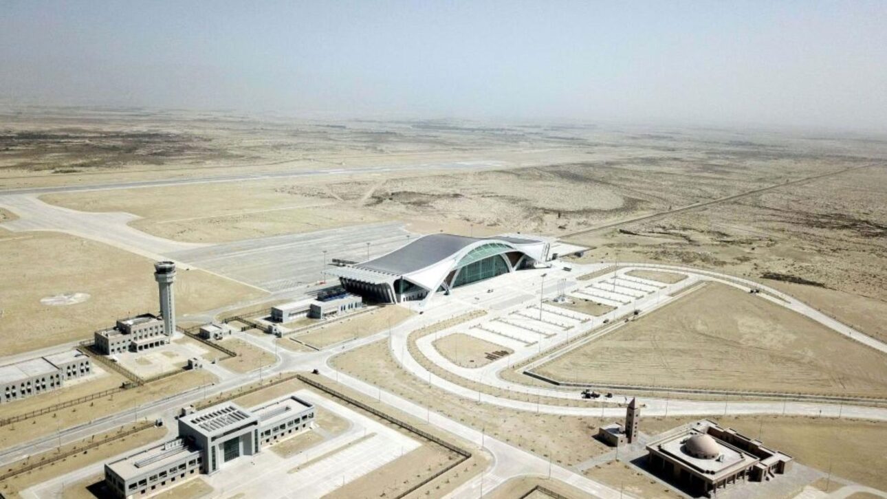 Terminal construído pela China em Gwadar opera com apenas um voo semanal, gerando questionamentos sobre o uso real de um investimento de R$ 1,3 bilhão.