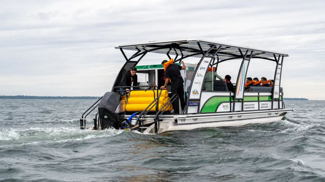 Barco ambiental com passageiros usando coletes salva-vidas, navegando em águas calmas como parte de iniciativa de conservação e combate à poluição hídrica.